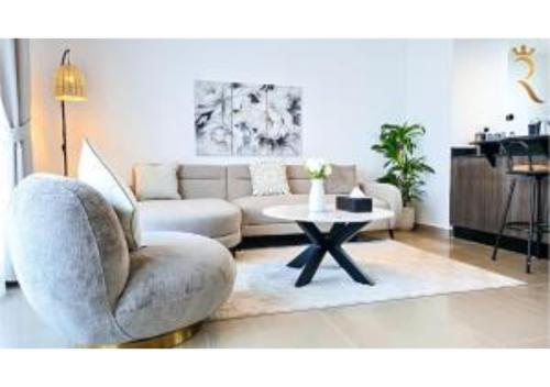 ห้องพัก, Serene 1BR Escape - Al Reef with Pool in สนามบินนานาชาติอาบูดาบี