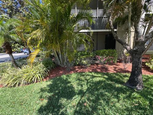 Cozy and Costal 10 Min to Beach Pool, Sauna, Pool table in Palm Harbor