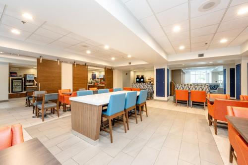 Holiday Inn Express Hotel & Suites Charleston-Ashley Phosphate an IHG Hotel - image 2