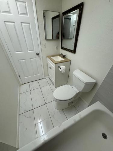 Cozy and Costal 10 Min to Beach Pool, Sauna, Pool table in Palm Harbor