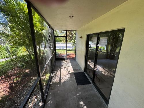 Cozy and Costal 10 Min to Beach Pool, Sauna, Pool table in Palm Harbor