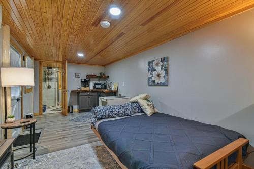 Tranquil Mountain Retreat With Hot Tub Pet Friendly in Naples (NC)