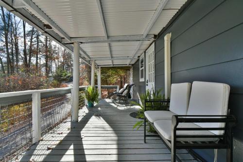 Tranquil Mountain Retreat With Hot Tub Pet Friendly in Naples (NC)