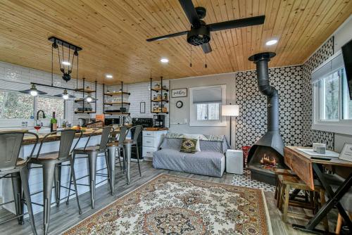 Tranquil Mountain Retreat With Hot Tub Pet Friendly in Naples (NC)