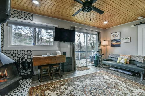 Tranquil Mountain Retreat With Hot Tub Pet Friendly in Naples (NC)