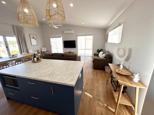 Driftwood Beach House - Coastal Haven North Beach in Vallarū