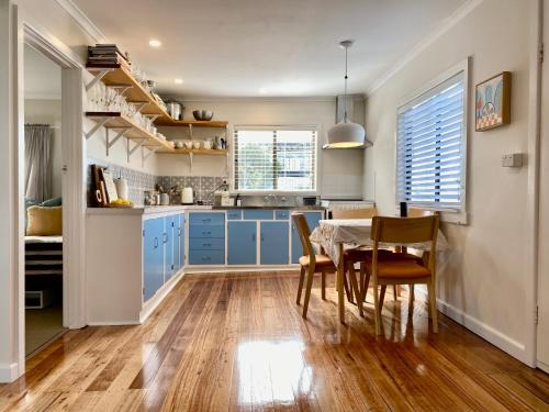 virtuve, The Lazy Fig - Ocean Views, Orchard & Pizza Oven in Primrose Sands