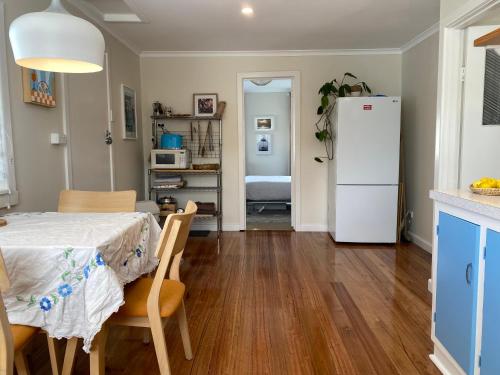 virtuve, The Lazy Fig - Ocean Views, Orchard & Pizza Oven in Primrose Sands