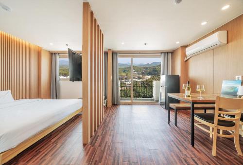 1 double bed, 2 twin beds