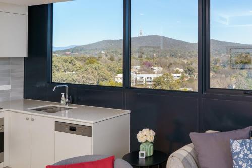 keuken, Bright 1BR Apartment with Stunning Views - Hosted by Canstay in Turner