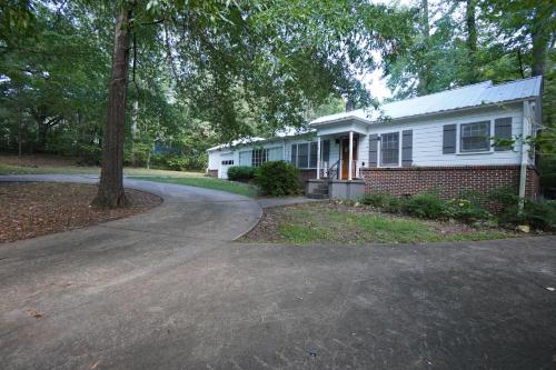 Pine Haven Getaway -Crib, Pets Welcome, Perfect for Families & Groups, Birmingham