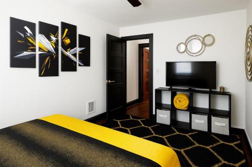 The Amber Retreat - Brooklyn Centre Comfort - Charming Space for Families, Couples & Business Travelers Near Downtown - With 300MB WiFi, Parking & Self Check-In in Cleveland, USA