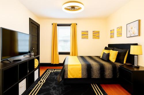 The Amber Retreat - Brooklyn Centre Comfort - Charming Space for Families, Couples & Business Travelers Near Downtown - With 300MB WiFi, Parking & Self Check-In in Cleveland, USA