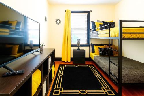 The Amber Retreat - Brooklyn Centre Comfort - Charming Space for Families, Couples & Business Travelers Near Downtown - With 300MB WiFi, Parking & Self Check-In in Cleveland, USA