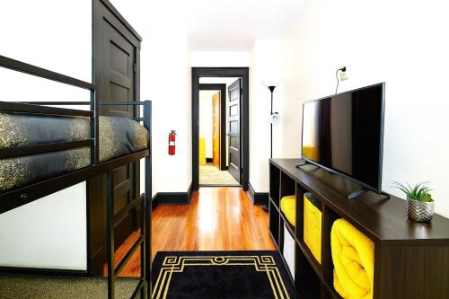 The Amber Retreat - Brooklyn Centre Comfort - Charming Space for Families, Couples & Business Travelers Near Downtown - With 300MB WiFi, Parking & Self Check-In in Cleveland, USA