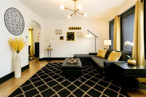 The Amber Retreat - Brooklyn Centre Comfort - Charming Space for Families, Couples & Business Travelers Near Downtown - With 300MB WiFi, Parking & Self Check-In in Cleveland, USA