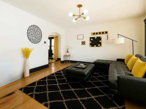 The Amber Retreat - Brooklyn Centre Comfort - Charming Space for Families, Couples & Business Travelers Near Downtown - With 300MB WiFi, Parking & Self Check-In in Cleveland, USA