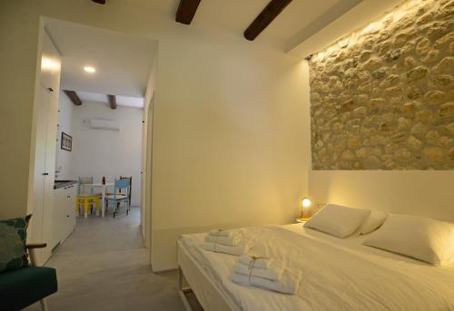 One-Bedroom Apartment image 6