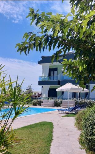 Paramithi Luxury Apartments, Nikiti