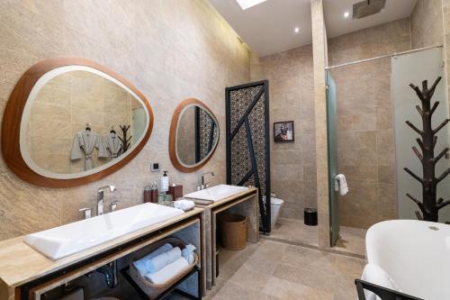 room detail thumbnail 2