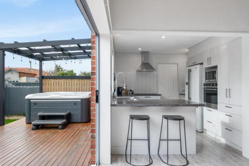 Beautiful Beach Retreat - 3 Minutes From the Beach near Tunnel Beach