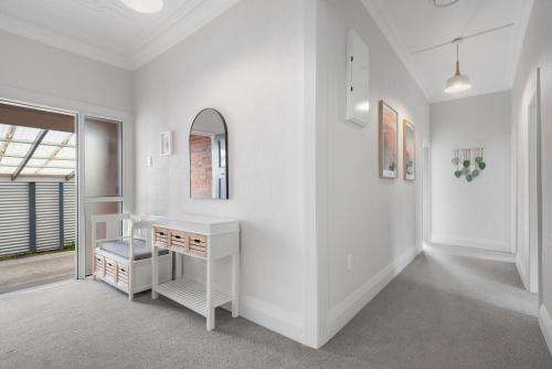 Beautiful Beach Retreat - 3 Minutes From the Beach near Tunnel Beach