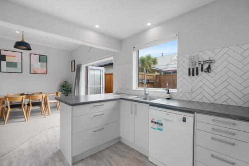 Beautiful Beach Retreat - 3 Minutes From the Beach near Tunnel Beach