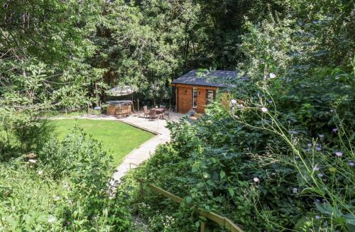 Roe Deer Lodge with Wood-Fired Hot Tub - Alum House Litlebeck, Whitby in Littlebeck
