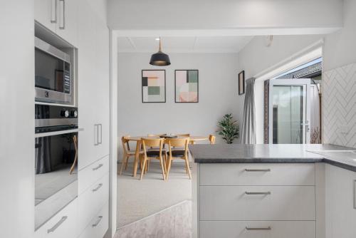 Beautiful Beach Retreat - 3 Minutes From the Beach near Tunnel Beach