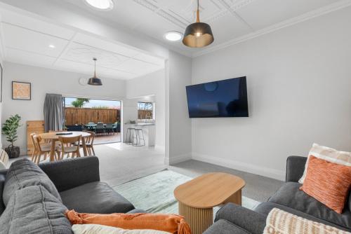 Beautiful Beach Retreat - 3 Minutes From the Beach near Tunnel Beach