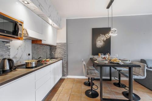 Deluxe One-Bedroom Apartment with Mountain View