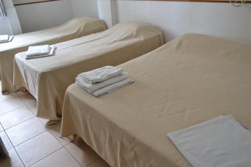 1 double bed, 2 twin beds