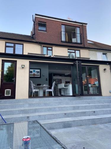 Cosy double room with a separate shower room, or upgrade to a deluxe double room with en-suite facilities with just a 2 minute walk to Train station, Londyn (zdjęcie 11)