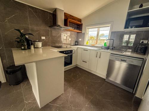 Spacious Surf-side 4 bedroom Retreat in ท่าอากาศยานเวลลิงตัน