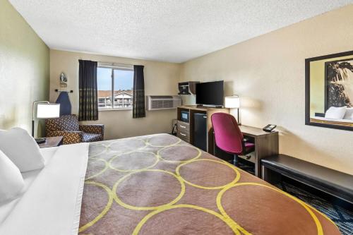Super 8 by Wyndham Independence Kansas City - image 10