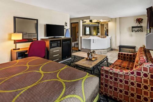 Super 8 by Wyndham Independence Kansas City - main image