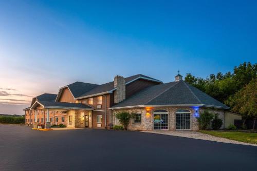 Days Inn & Suites by Wyndham Kaukauna WI