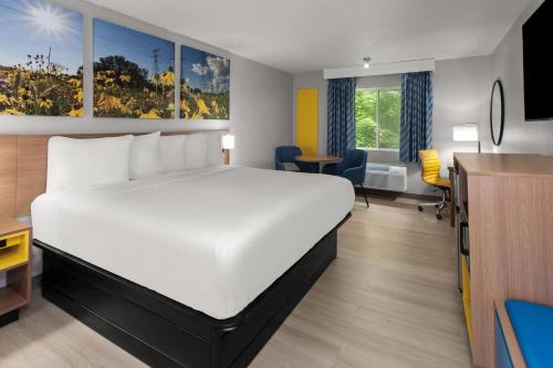 Days Inn & Suites by Wyndham Kaukauna WI in Kaukauna, USA