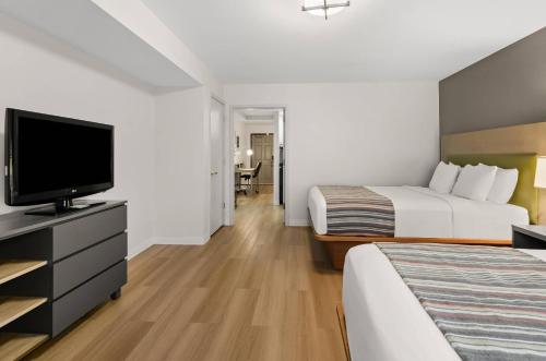 2 queen beds, 1 sofa bed