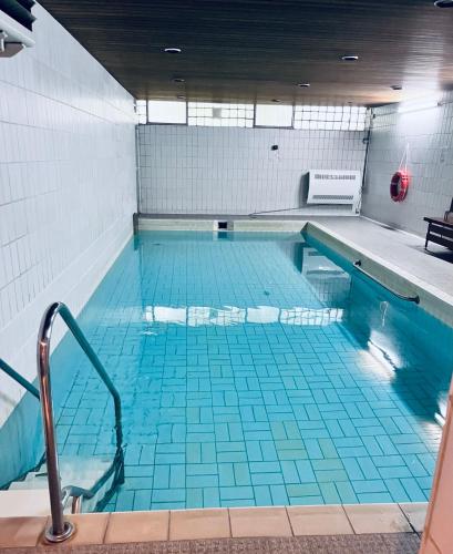 Úszómedence, RAUM2GO - NO2 zentrales 2-Zimmer apartment DESIGN & BLICK in Wiesbaden