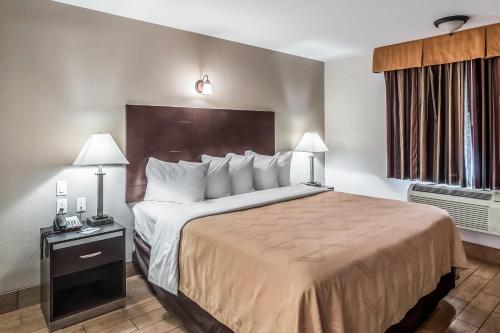 Quality Inn & Suites Near Downtown Bakersfield