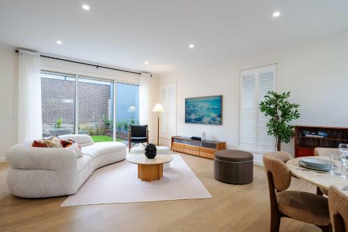 Prestige 4-Bed Luxury Home in Ashburton in Chadstone