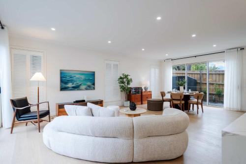 Prestige 4-Bed Luxury Home in Ashburton in Chadstone