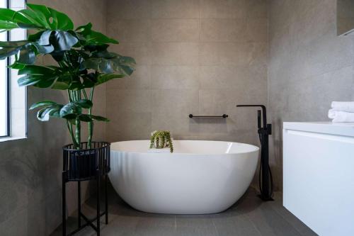 Prestige 4-Bed Luxury Home in Ashburton in Chadstone