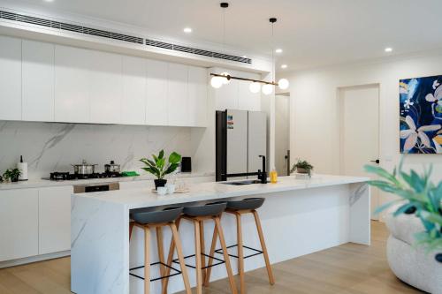 Prestige 4-Bed Luxury Home in Ashburton in Chadstone