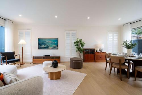 Prestige 4-Bed Luxury Home in Ashburton in Chadstone