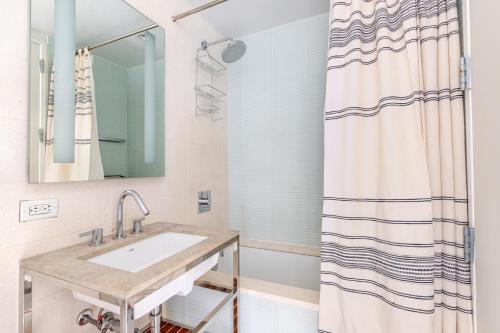 Blueground Midtown S gym roof nr Times Sq NYC-1776, New York (photo 10)