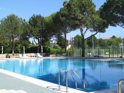 Enjoy a flat surrounded by pools