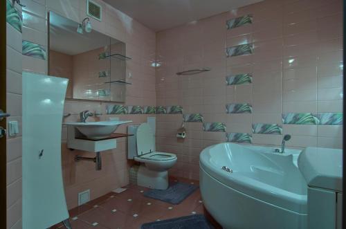 Two Bedroom Studio Center - image 4
