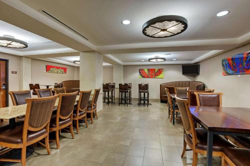Drury Plaza Hotel in Santa Fe - image 6